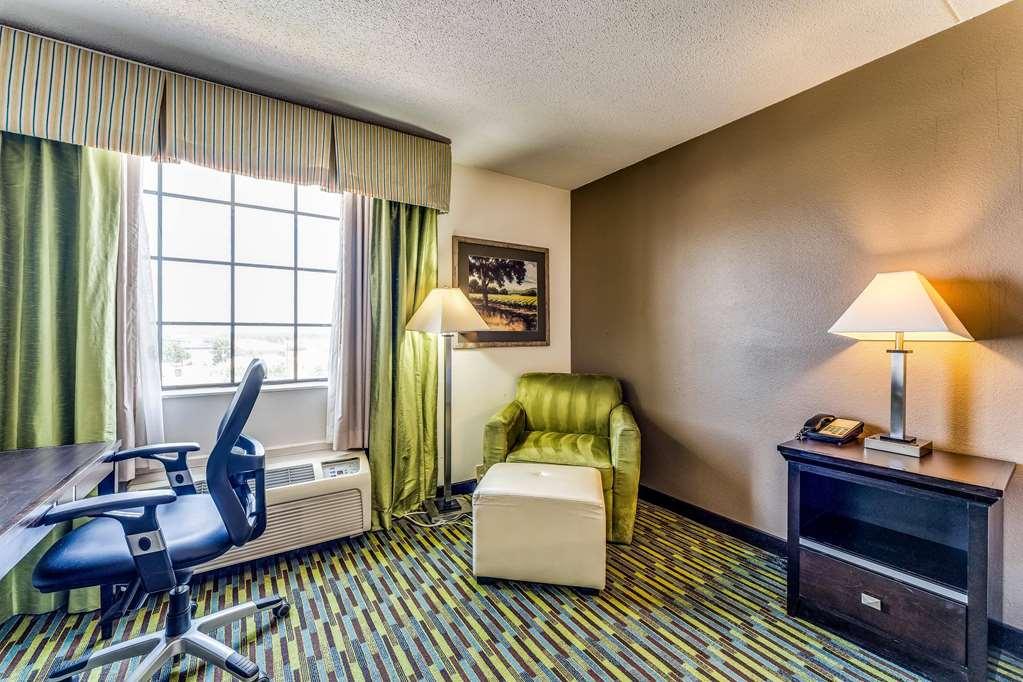 Wyndham Garden Wichita Downtown Hotel Room photo