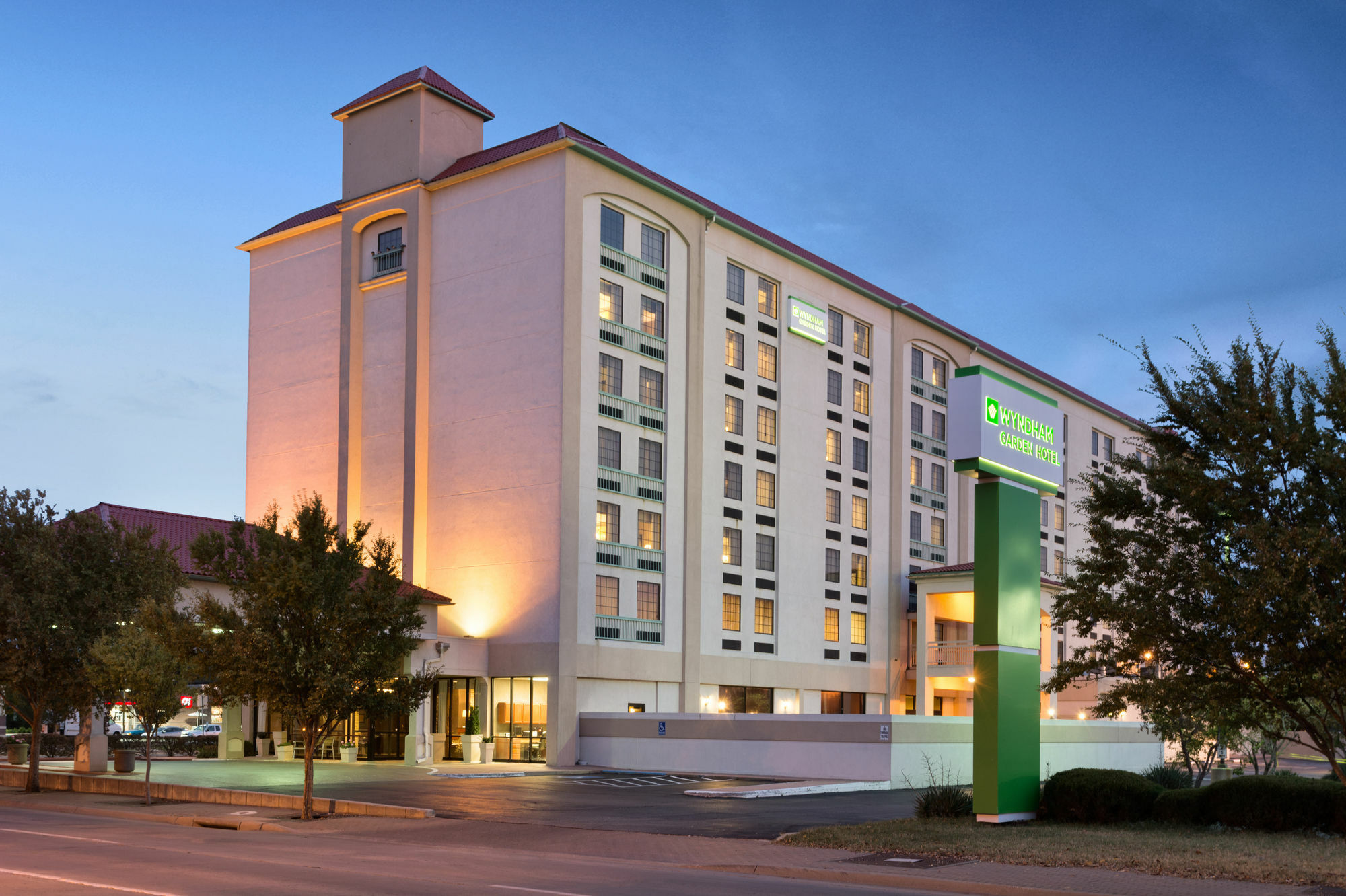 Wyndham Garden Wichita Downtown Hotel Exterior photo